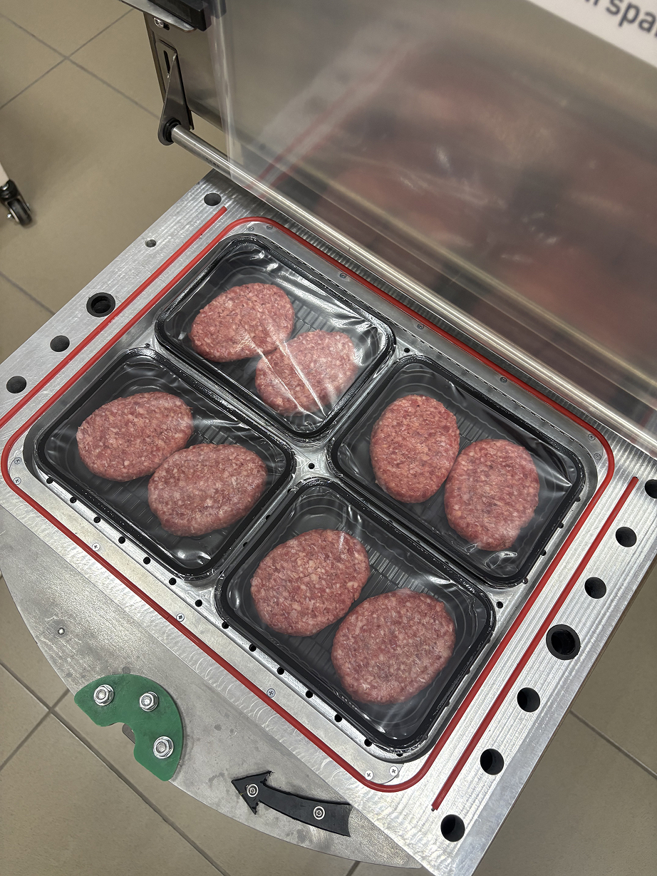 Вакуумная упаковка котлет и купат в лотки