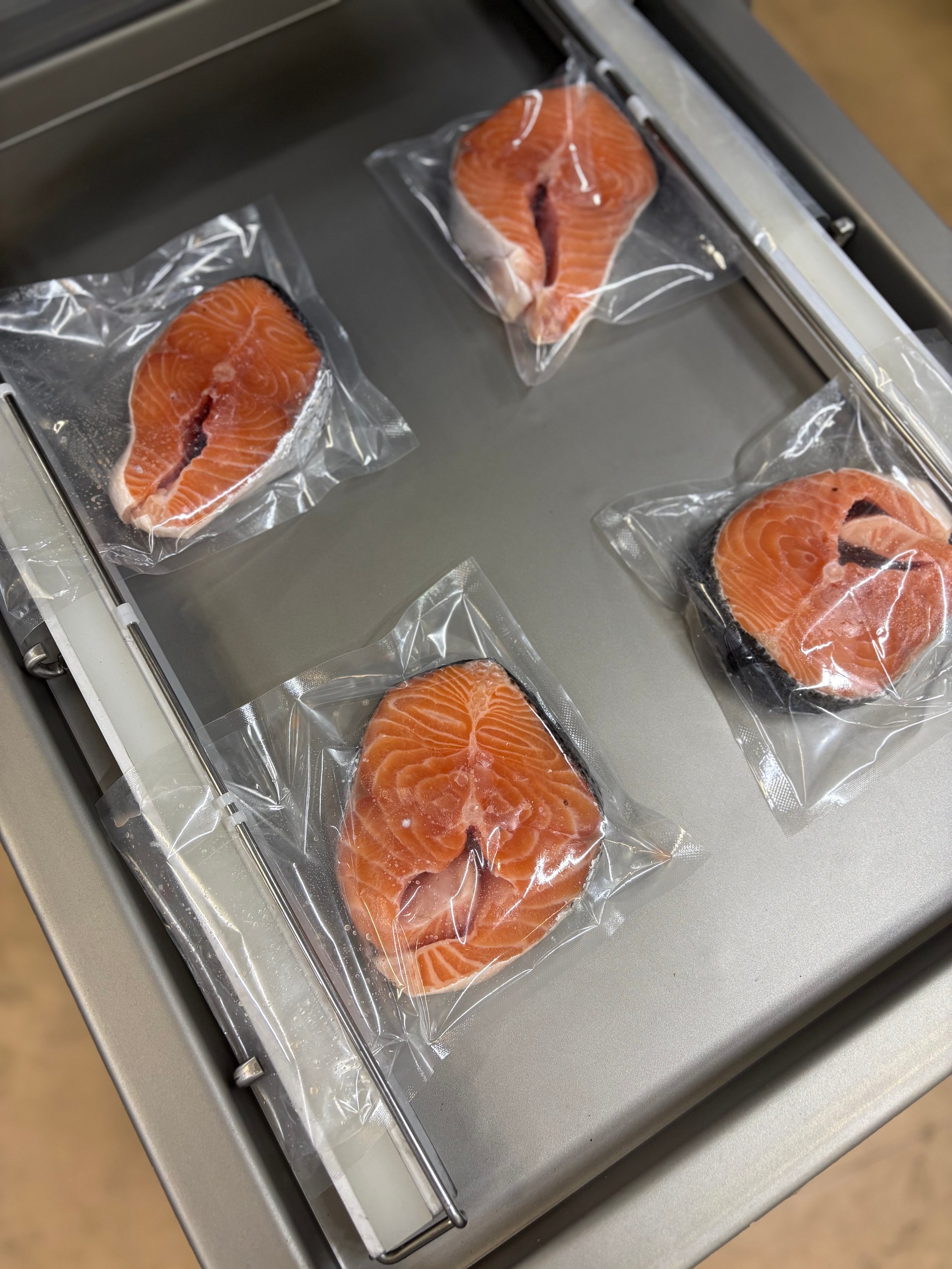 Вакуумная упаковка стейков рыбы: сохранение внешнего вида и свежести продукта