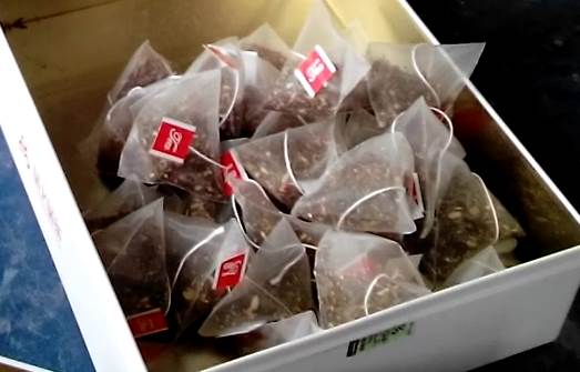 Сервоприводная вертикальная упаковочная машина 800 с ультразвуковым сварочным устройством для упаковки чая в пакет пирамидка с никой и ярлыком