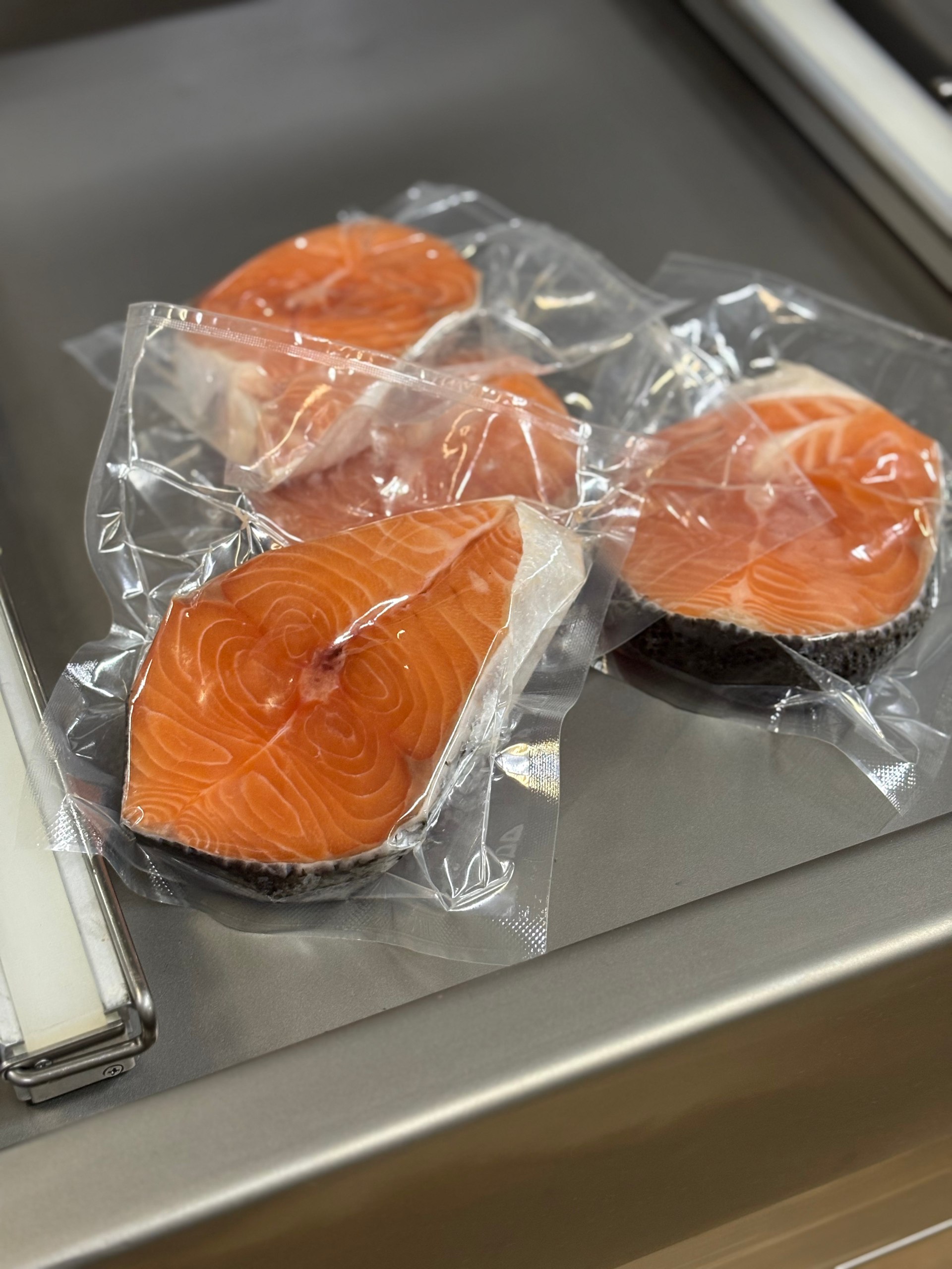 Вакуумная упаковка стейков рыбы: сохранение внешнего вида и свежести продукта