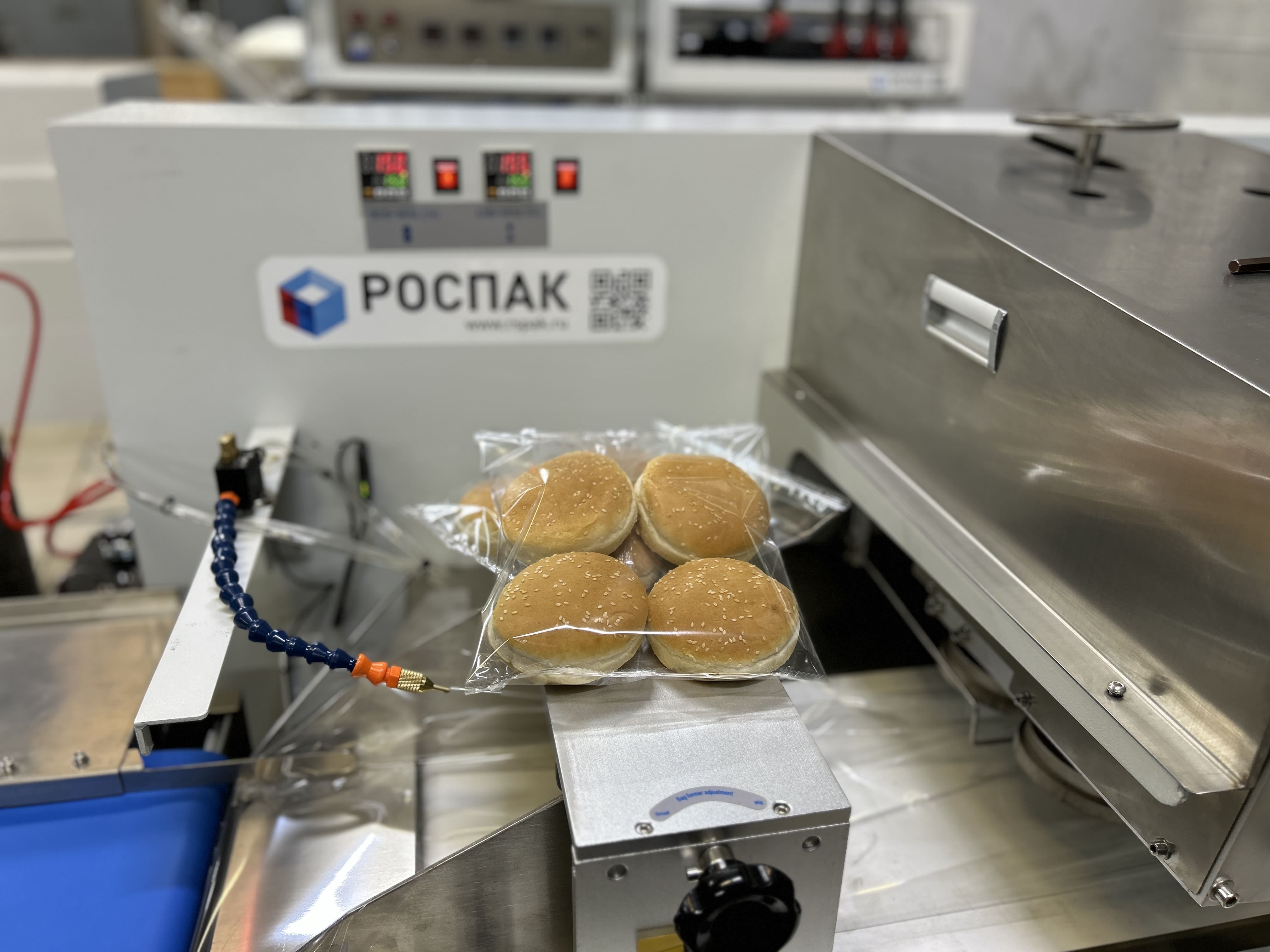 Упаковка булочек для бургеров во флоу-пак с наполнением спиртом: увеличение срока хранения продукции